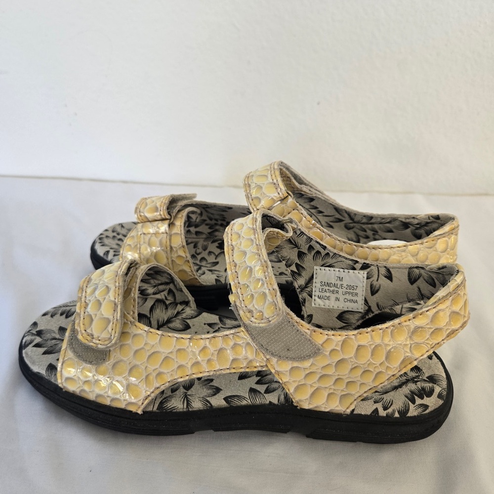 Goldstream Pebbled Leather Walking Sandals | Yellow | Comfort Fit | Size 7M - Picture 8 of 10
